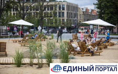 В центре Вильнюса открыли искусственный пляж