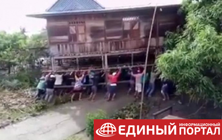 В Индонезии перенесли дом на руках