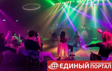 В Нидерландах посетителей клуба рассадили на стулья и запретили вставать