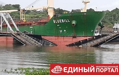 В Панаме танкер протаранил железнодорожный мост
