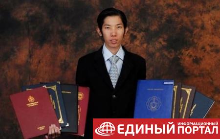 Индонезиец за 20 лет получил 32 диплома
