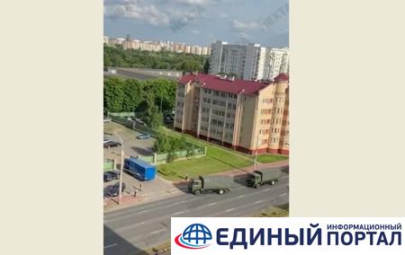 По Минску ездят колонны военных