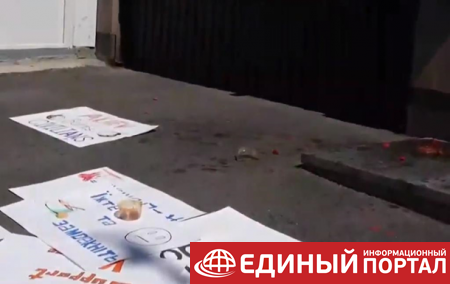 В Армении посольство Украины облили борщом