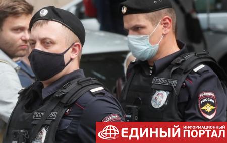 В РФ активист "сбил" кепку с копа флагом Украины