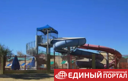 Мужчина погиб, застряв на водной горке