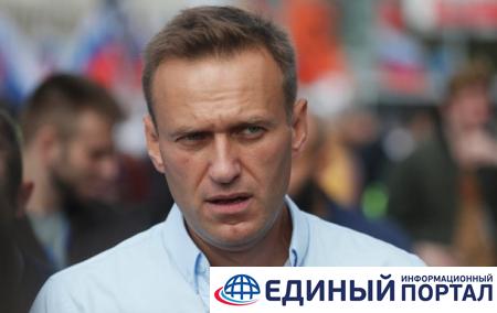 Навального вывезли из больницы Омска в аэропорт
