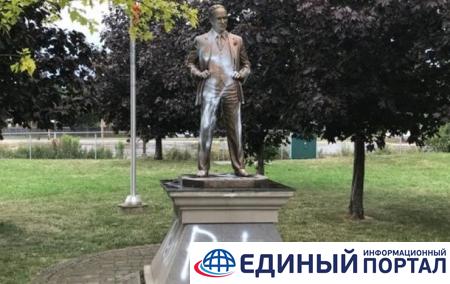 Памятник экс-премьеру Канады Трюдо снова осквернили