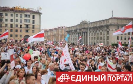 Протестующие в Минске направились к Лукашенко