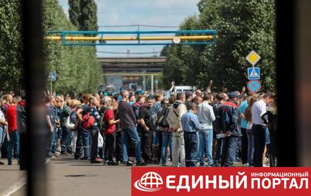 Тысячи работников завода устроили шествие в Минске