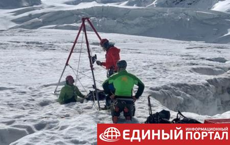 В Альпах полуодетая туристка провалилась в ледниковое ущелье