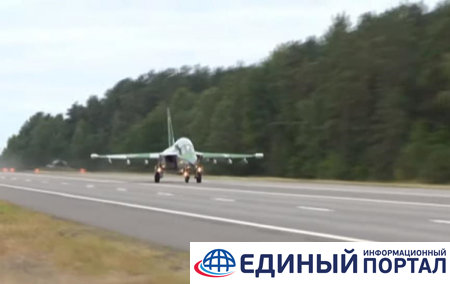 В Беларуси военные самолеты сели на трассу