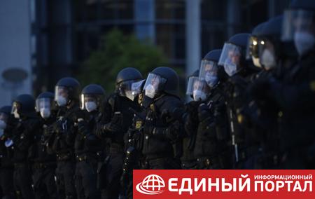 В ФРГ 29 полицейских отстранили от работы из-за ультраправой пропаганды