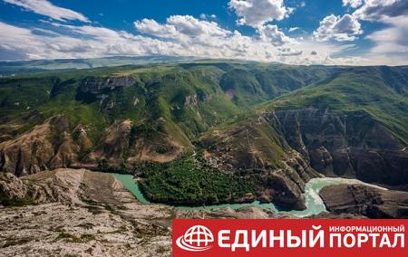 В Дагестане две девушки сорвались с качелей, установленных на краю обрыва