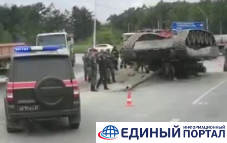 В РФ при перевозке на трассу упал танк