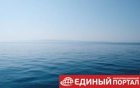 В Сочи туристы набросились на тапочки, которые на берег выбросило море