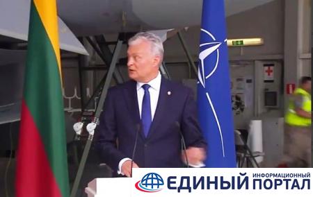 Во время выступления президента Литвы на авиабазе прозвучал сигнал тревоги