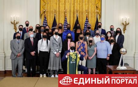 Байден встал на колено на приеме чемпионок НБА