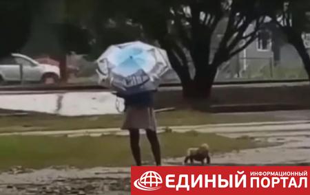 Мать выгуливала ребенка в дождь в одном подгузнике