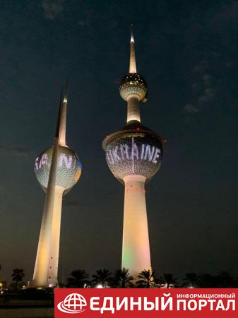 На Кувейтских Башнях появился сине-желтый флаг