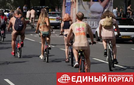 По улицам Британии катались сотни голых велосипедистов