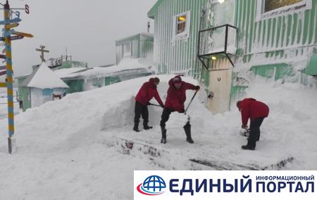 Полярную станцию Академик Вернадский замело снегом