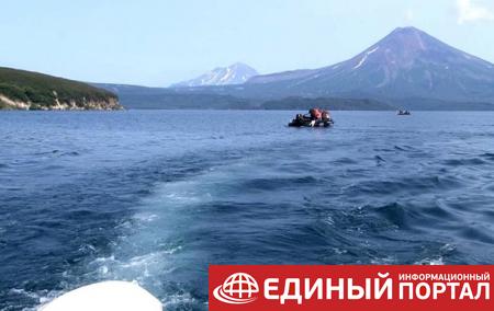 Упавший в озеро на Камчатке вертолет обнаружили