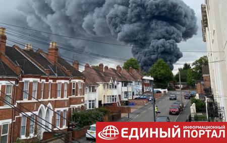 В Британии масштабный пожар, раздаются взрывы