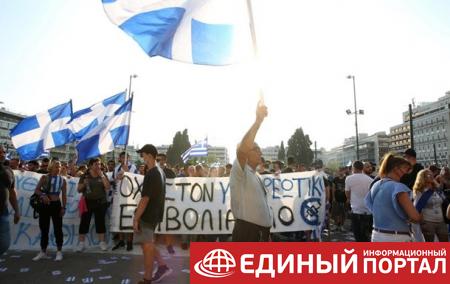 В Греции медики вышли на протест против обязательной COVID-вакцинации