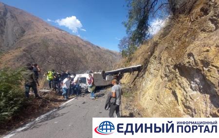 В Перу автобус с людьми упал в пропасть: 15 жертв
