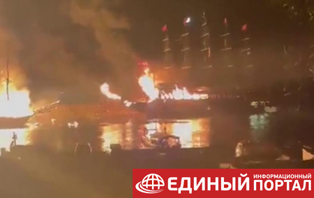 В Турции сгорели четыре экскурсионных парусника