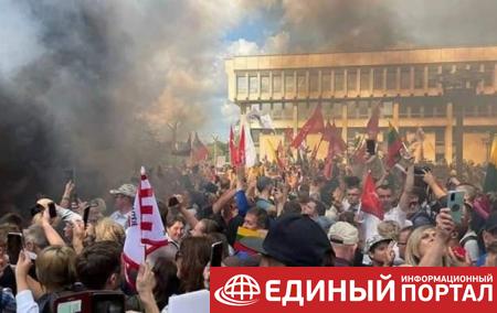 В Вильнюсе полиция применила против протестующих слезоточивый газ
