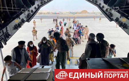 Водитель из Пакистана заехал посмотреть на аэропорт Кабула и оказался в США
