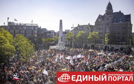 В Амстердаме прошел большой протест коронаскептиков