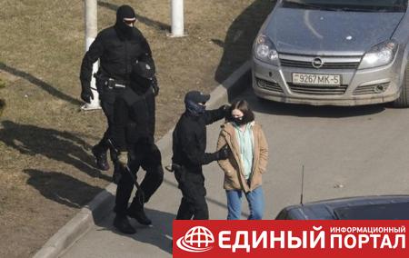 В Беларуси задержали десятки людей за комментарии об убийстве силовика