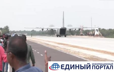 В Индии самолет с министрами сел на шоссе