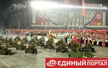 В КНДР прошел ночной военный парад
