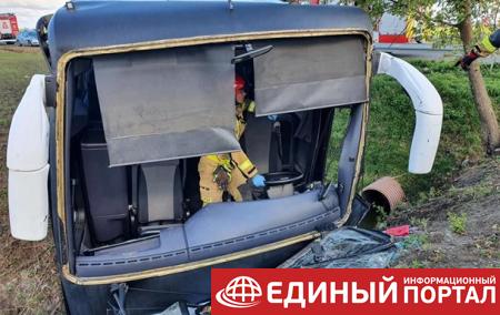 В Польше автобус с десятками детей слетел в кювет