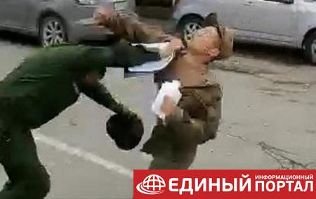 В России солдат избил военных комендантов прямо на улице