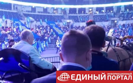 Жириновский приехал на партийный съезд на тройке с кучером