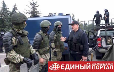 Автомат Лукашенко выставили во Дворце независимости