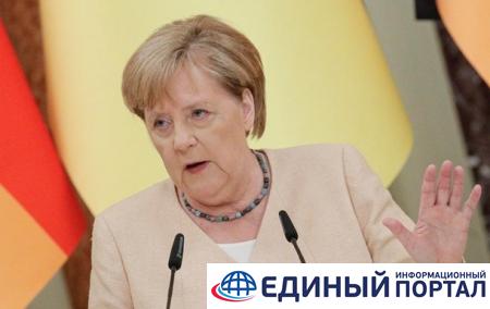 Меркель намерена работать над организацией нормандской встречи - посол