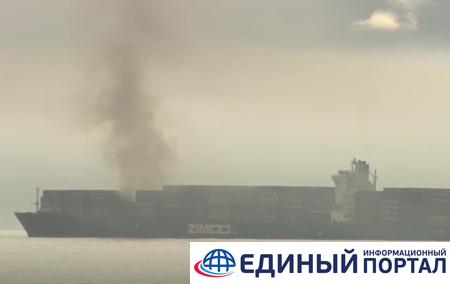 На границе Канады и США горит грузовой корабль