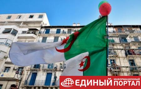 Посол Алжира во Франции отозван на родину