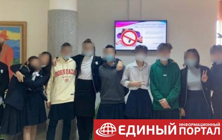 Учащиеся школы в Алма-Ате устроили протест в юбках