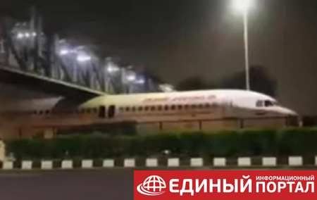 В Индии самолет застрял под пешеходным мостом