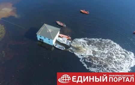 В Канаде 100-летний дом переправили через залив