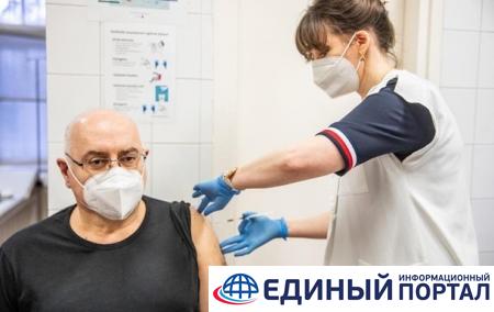 В Литве будут платить €100 пожилым людям за вакцинацию