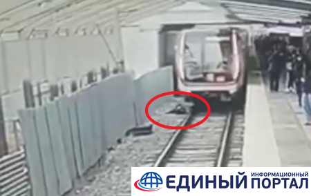 В метро Москвы мужчина прыгнул под поезд