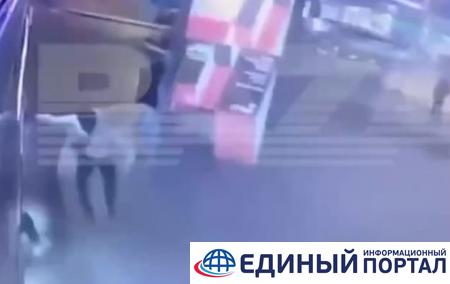 В Москве женщина во время драки упала под автобус. 18+