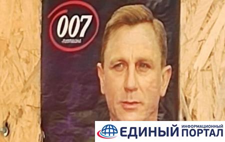 В Тбилиси развесили предвыборные плакаты с Бондом